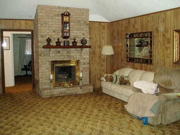 3rd image of 1010 Goliad St