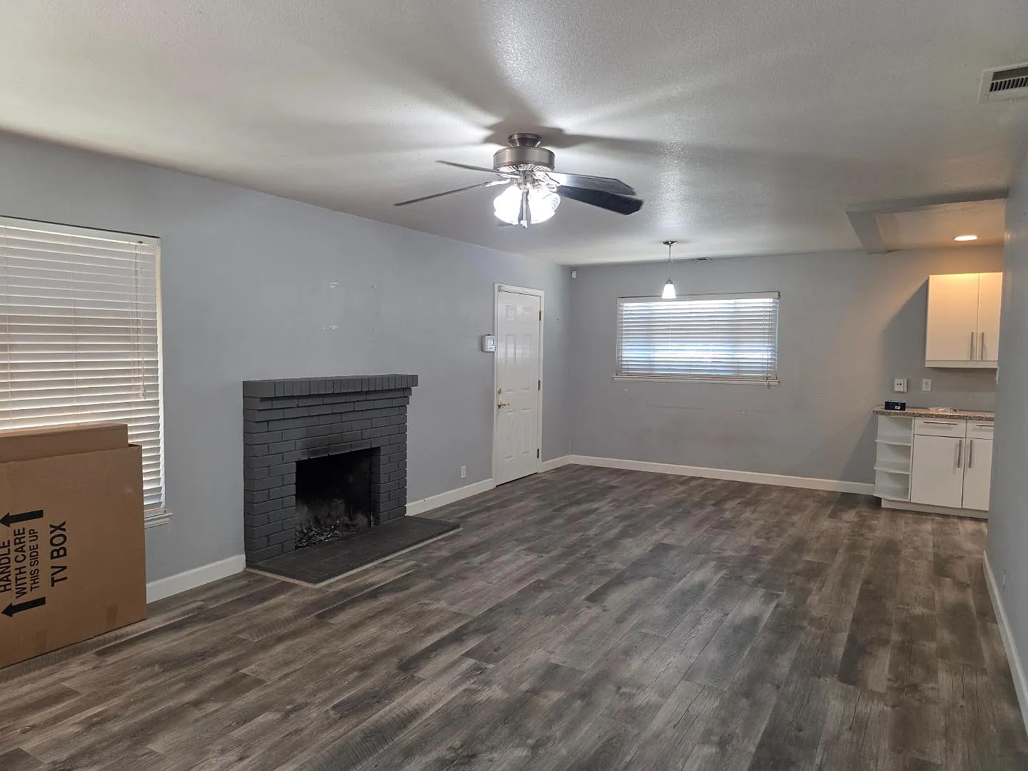 1225 W Beverly Pl — Photo 3