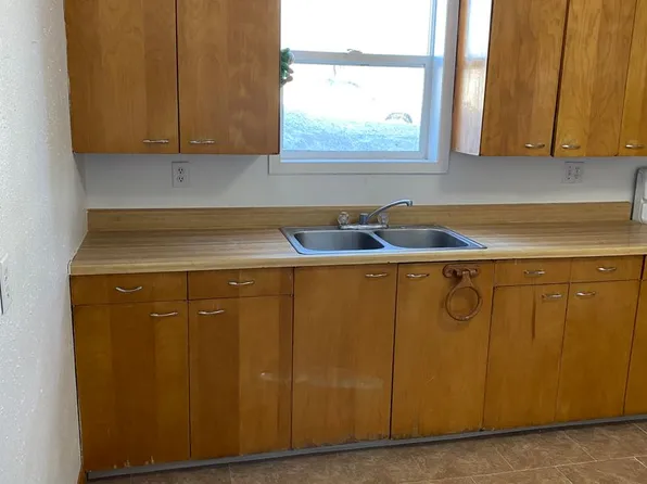 JS- 810, 810 10th St NE #2, Jamestown, ND 58401