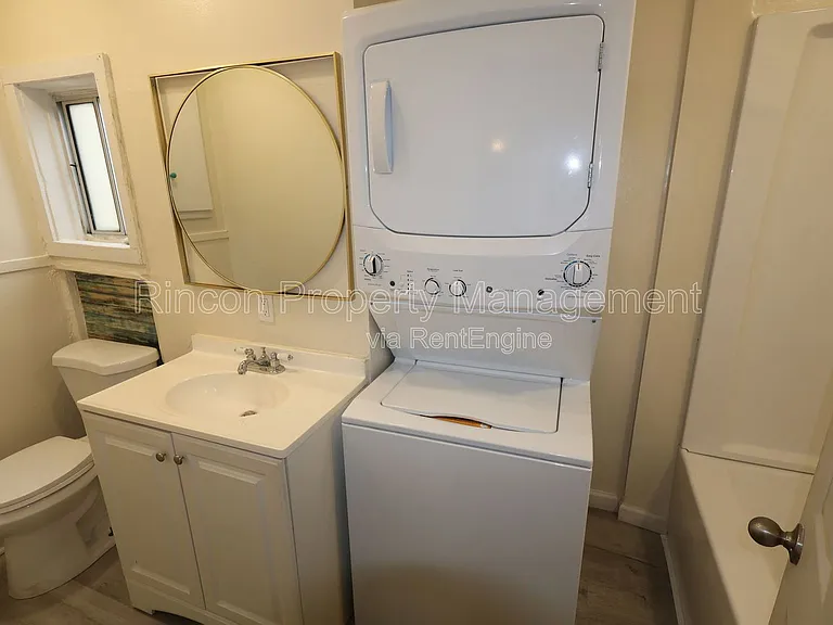 329 E Scott St — Photo 9