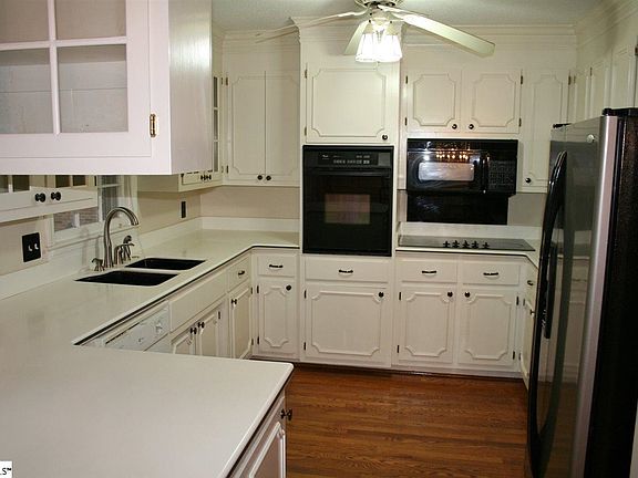 3rd image of 9 Wonderwood Dr