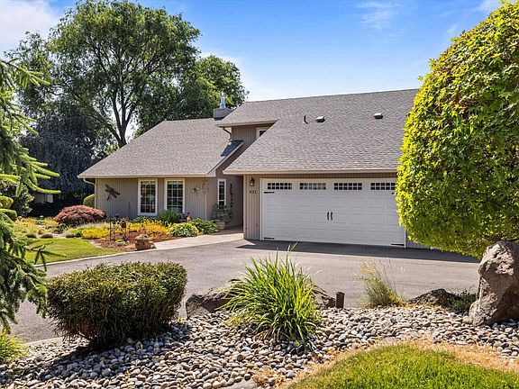 2nd image of 931 S Highland Dr
