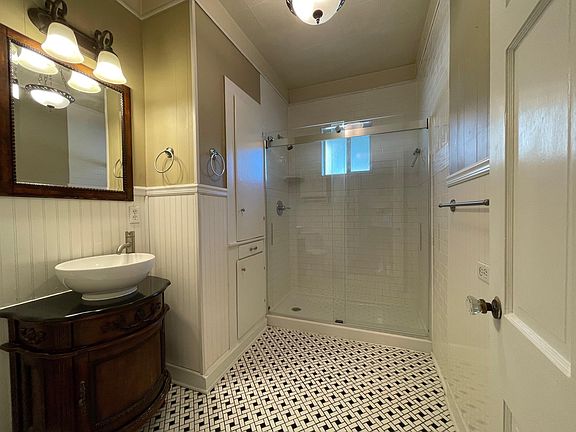 3rd image of 1075 W Coll St