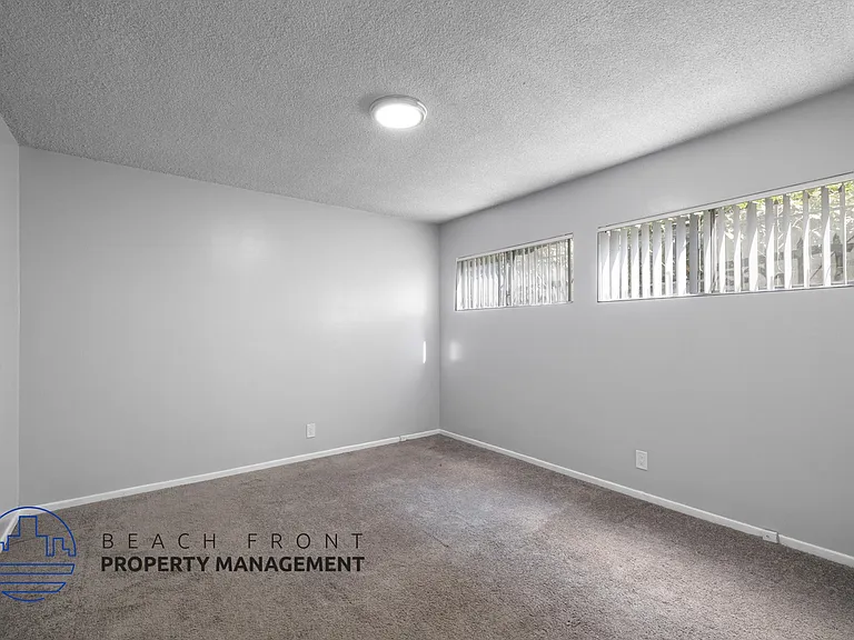 745-747 Venice Way — Photo 4