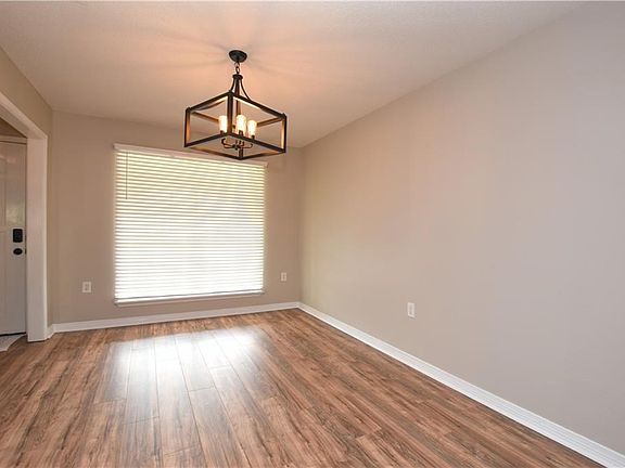 4th image of 2132 Oakview Dr