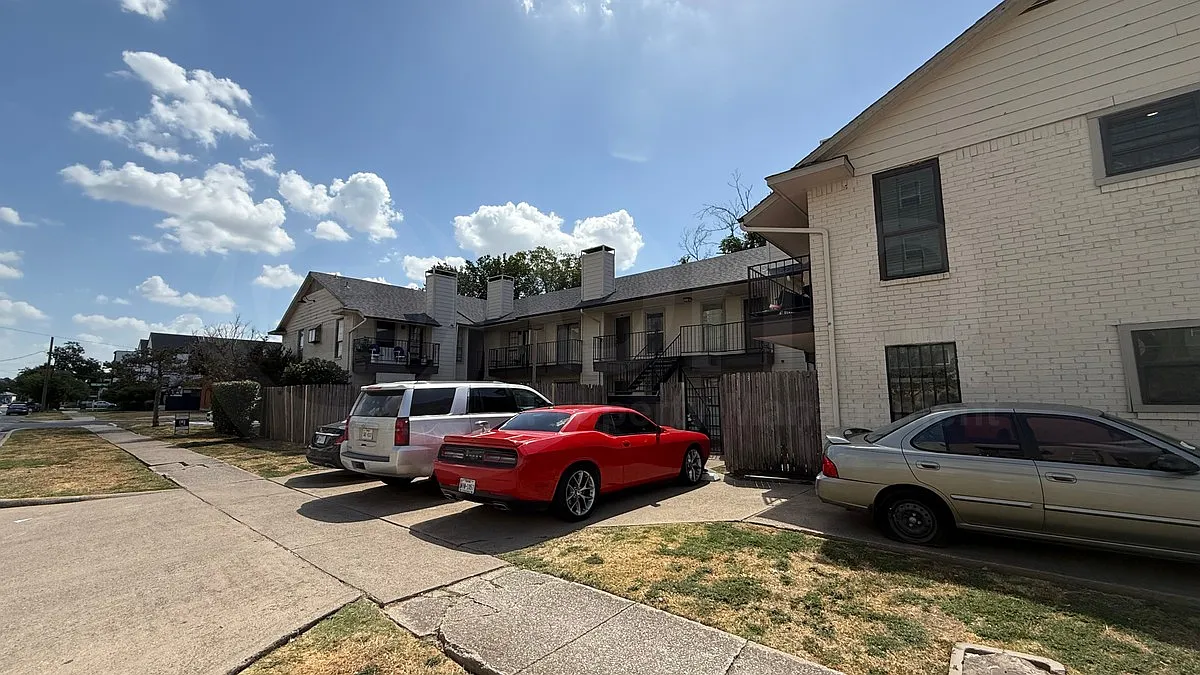 2 bed, 1.0 bath, 813 sqft, $1,025 — Photo 3
