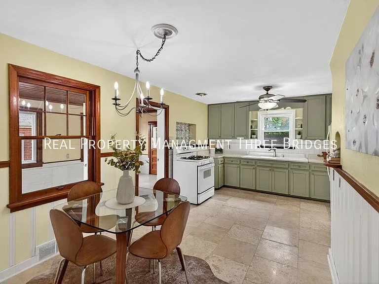 130 S Barat Ave — Photo 11