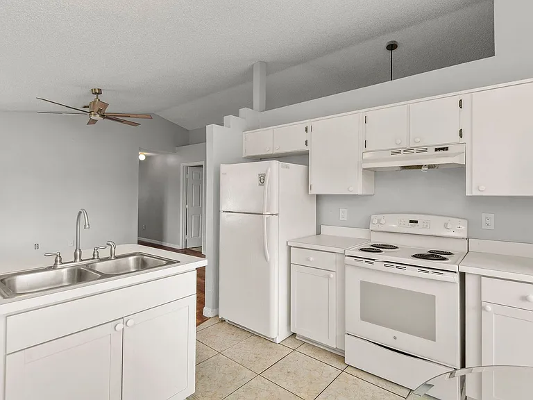 301 S Capen Ave — Photo 10