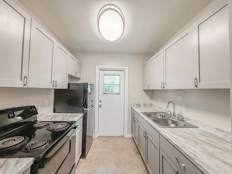 1210 SW 26th St #4 — Photo 5