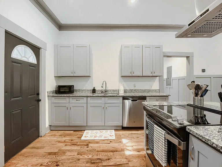 988 Coleman St SW — Photo 9