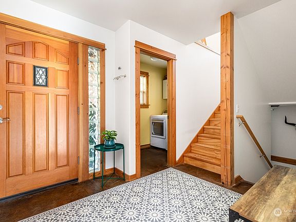 5th image of 1072 NE Pennington Loop
