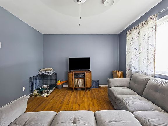 5th image of 407 W Wren Cir