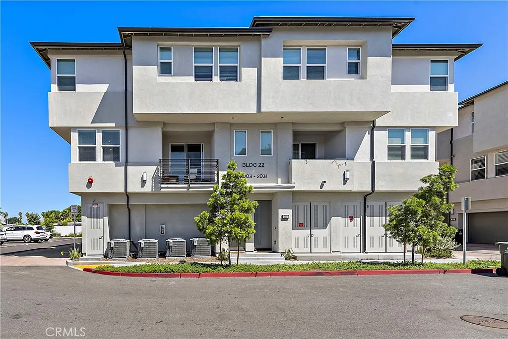 3 bed, 2.5 bath, 1314 sqft, $3,800 — Photo 1