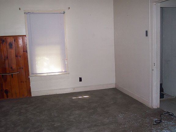 3rd image of 1402 N Pershing Ave