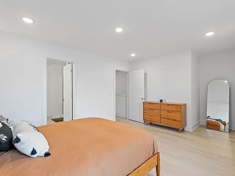 550 Markham St #4 — Photo 10