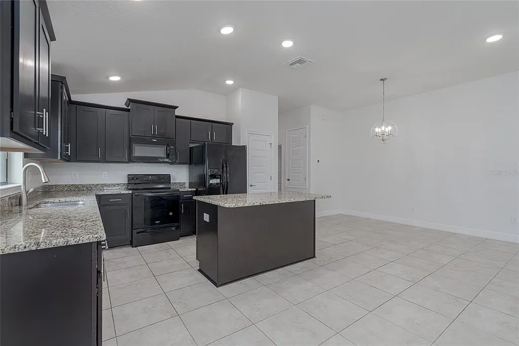 3 bed, 2.0 bath, 1718 sqft, $2,600 — Photo 4
