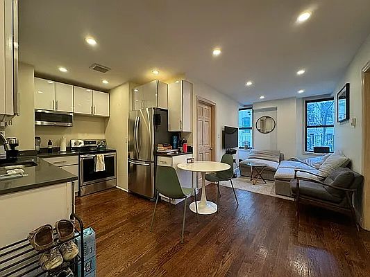 5th image of 31 Crosby St #1112
