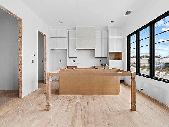 2nd image of 3960 Clairmont Rd