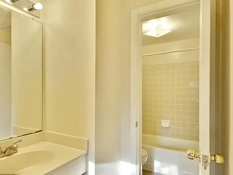 8 Strath Haven Ct — Photo 8
