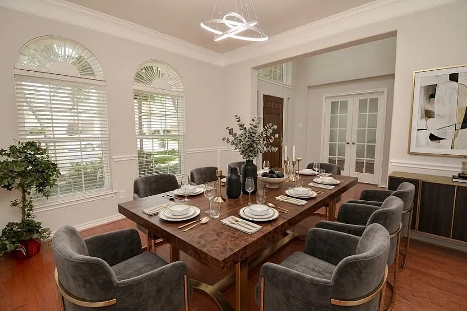 4 bed, 2.5 bath, 2760 sqft, $2,850 — Photo 2