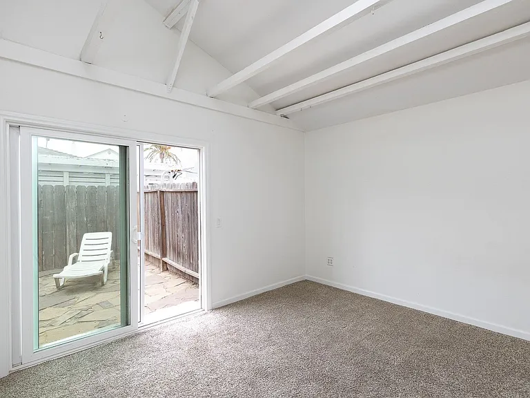 136 Oxnard Ave — Photo 23