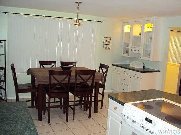 4th image of 242 Belmont Ct W