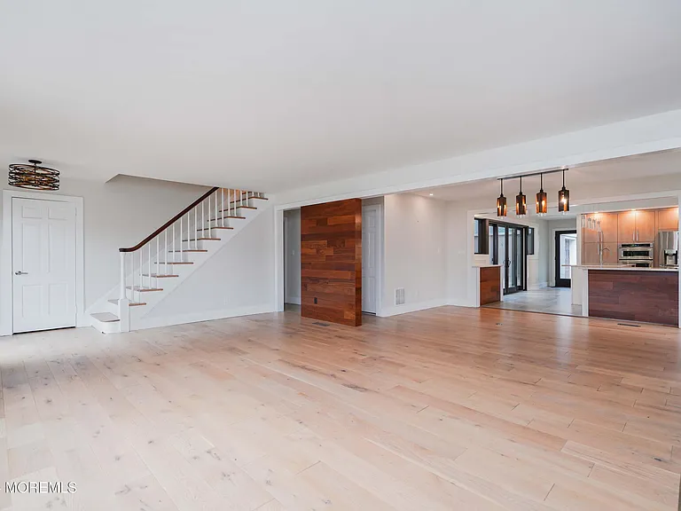828 Kingston Rd — Photo 14