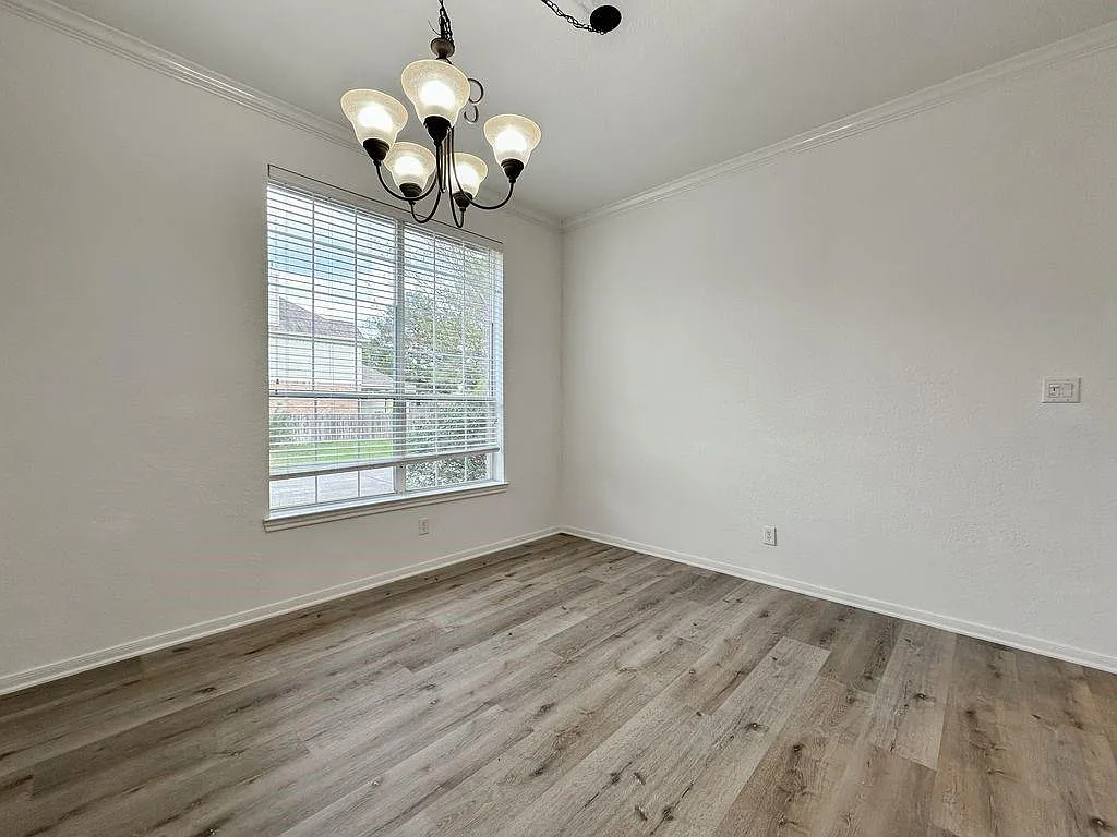 4 bed, 2.0 bath, 2014 sqft, $2,400 — Photo 4