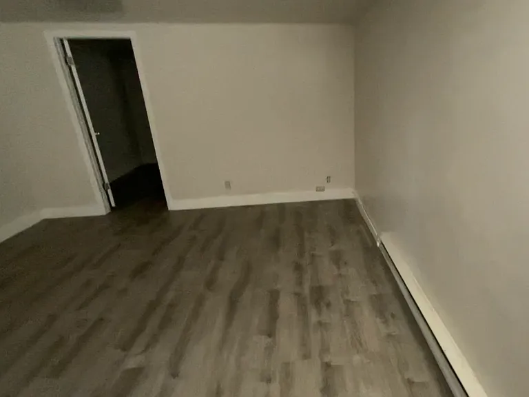 Basement Dorm Room - 240sqft
+ Walk-in Closet - 80sqft