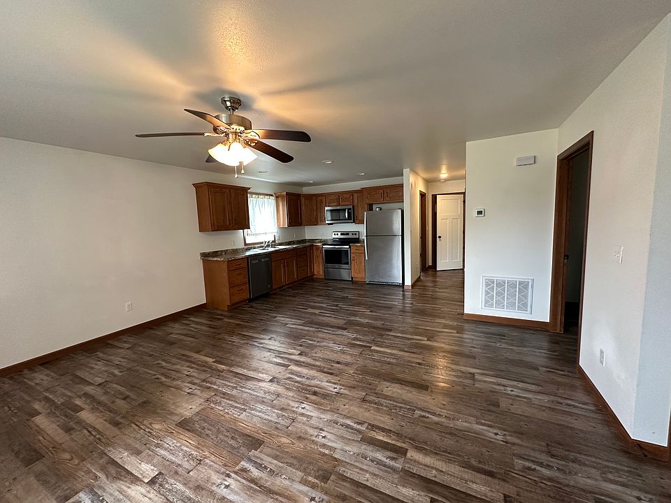 Open concept living room/kitchen