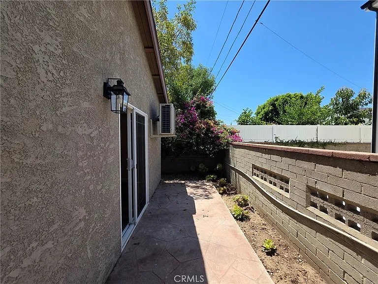 7645 Amestoy Ave — Photo 11