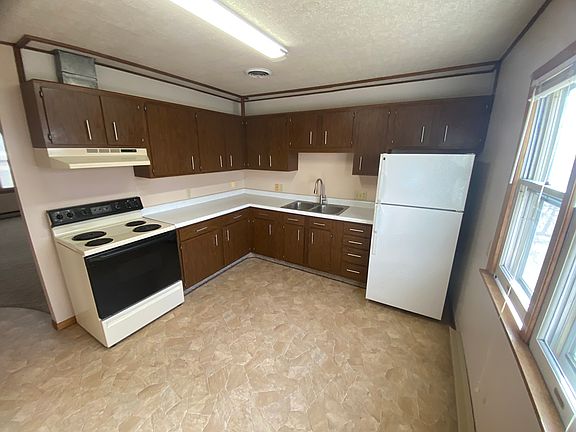 Large Kitchen lots of Storage