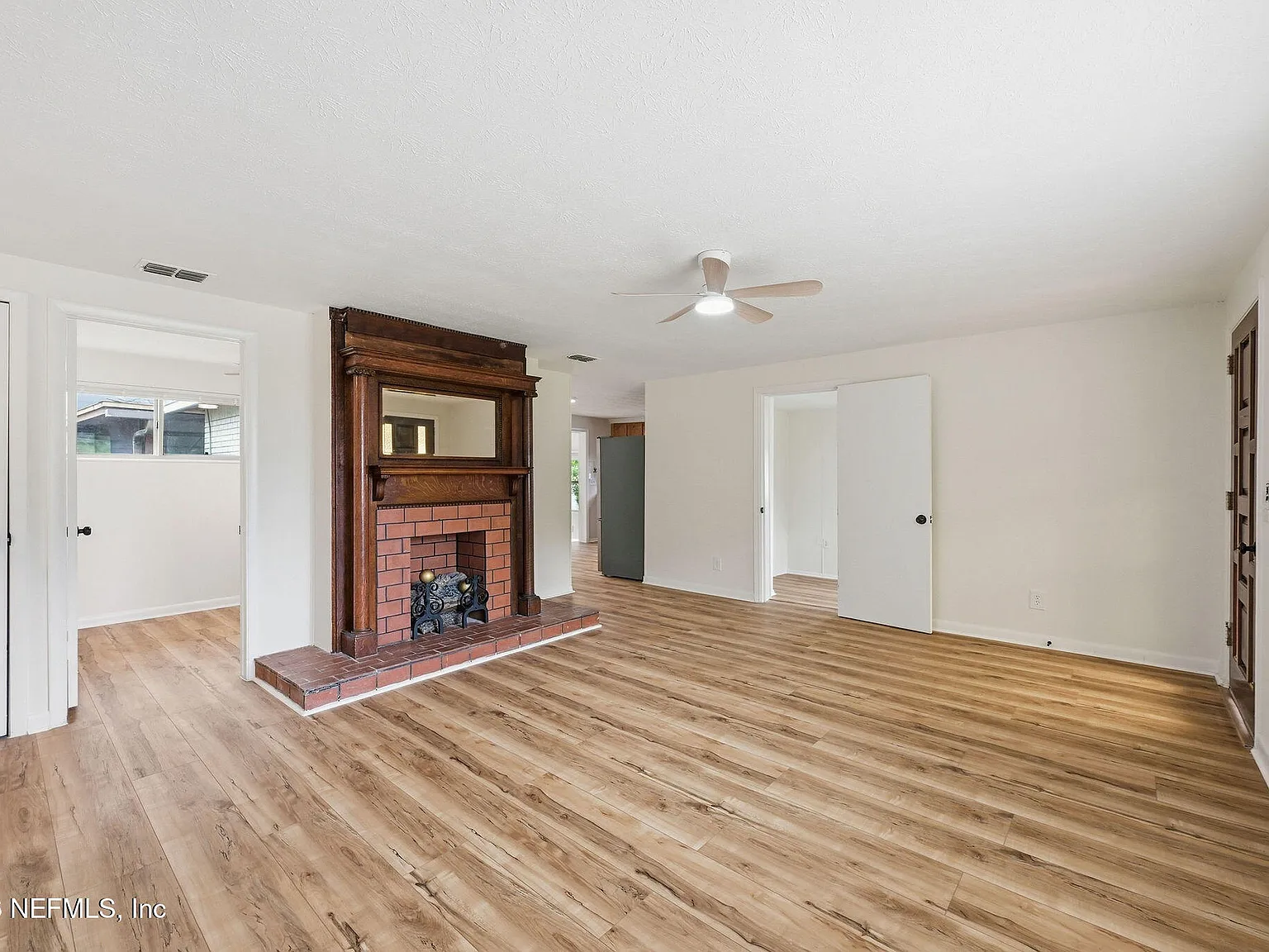 4 bed, 2.0 bath, 1368 sqft, $2,400 — Photo 3