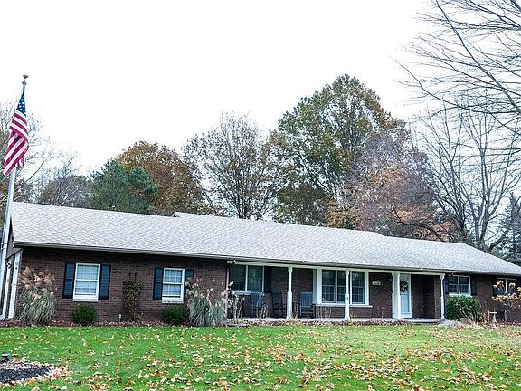 3rd image of 16 Fair Oak Dr