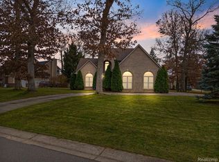 9155 Huron Bluffs Dr, White Lake, MI