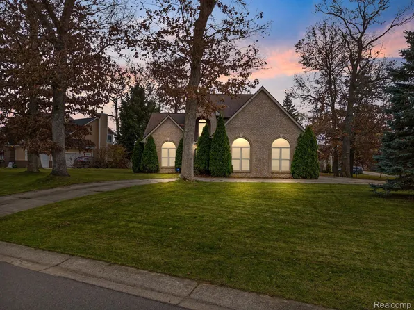 9155 Huron Bluffs Dr, White Lake, MI 48386