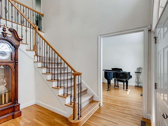 5th image of 2075 Washington Dr