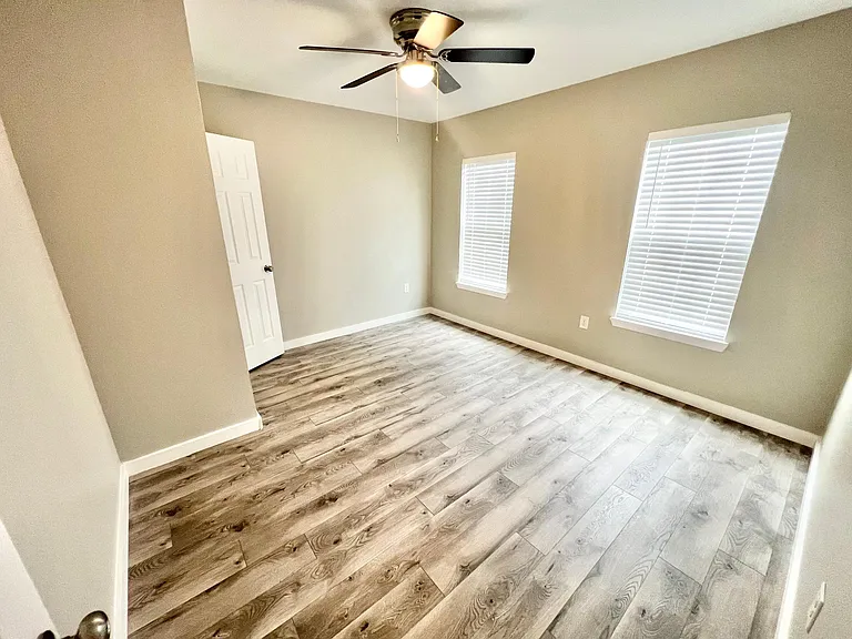 2035 Waverly Ave — Photo 22