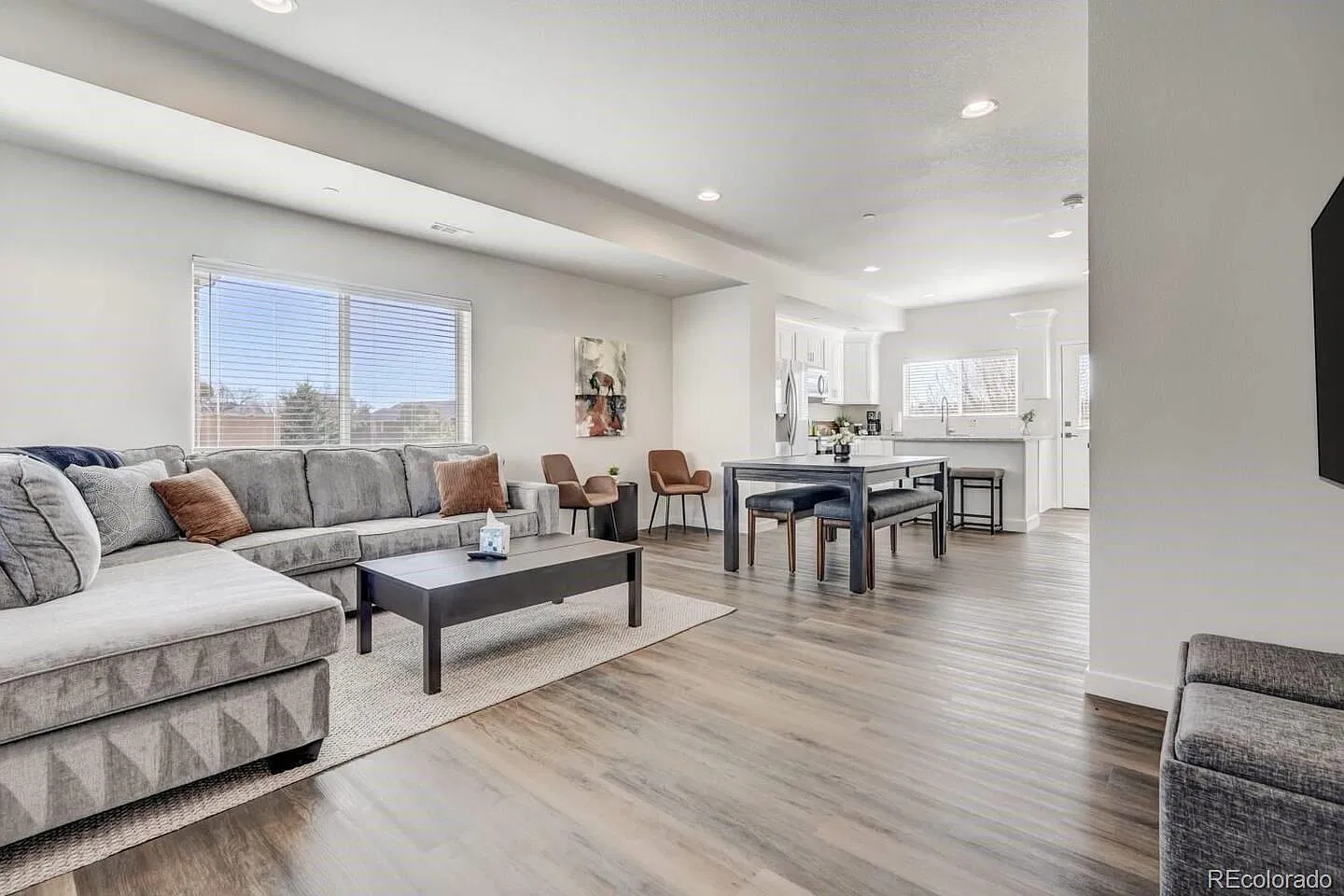 2220 E La Salle St — Photo 2