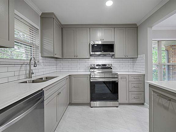 4th image of 1605 Monterrey Dr