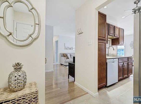 5th image of 44 Colonial Village Dr