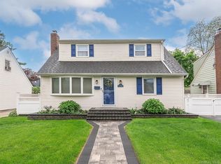 114 Dorset Ave, Albertson, NY 11507