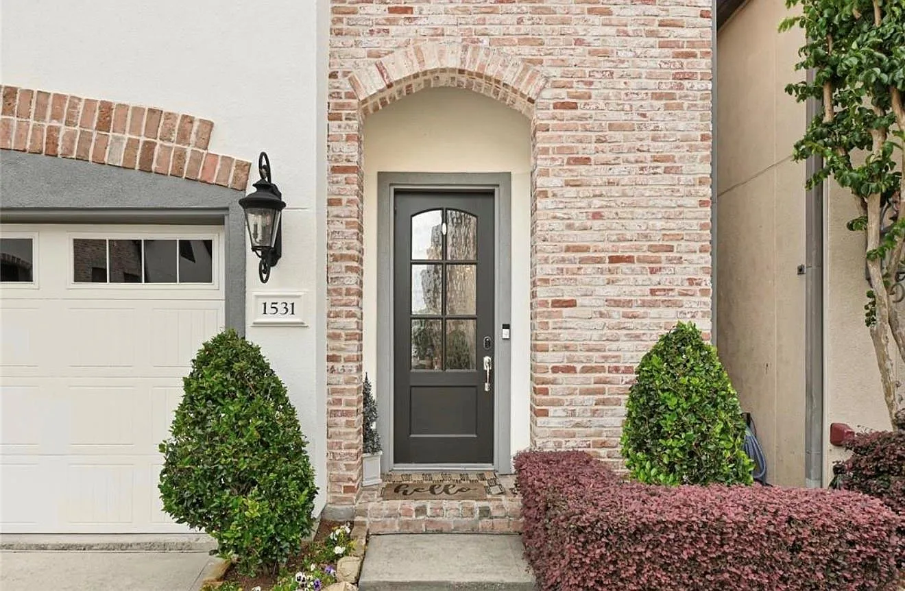 4 bed, 3.5 bath, 2569 sqft, $3,825 — Photo 1