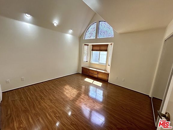 3rd image of 5145 Yarmouth Ave Unit 25