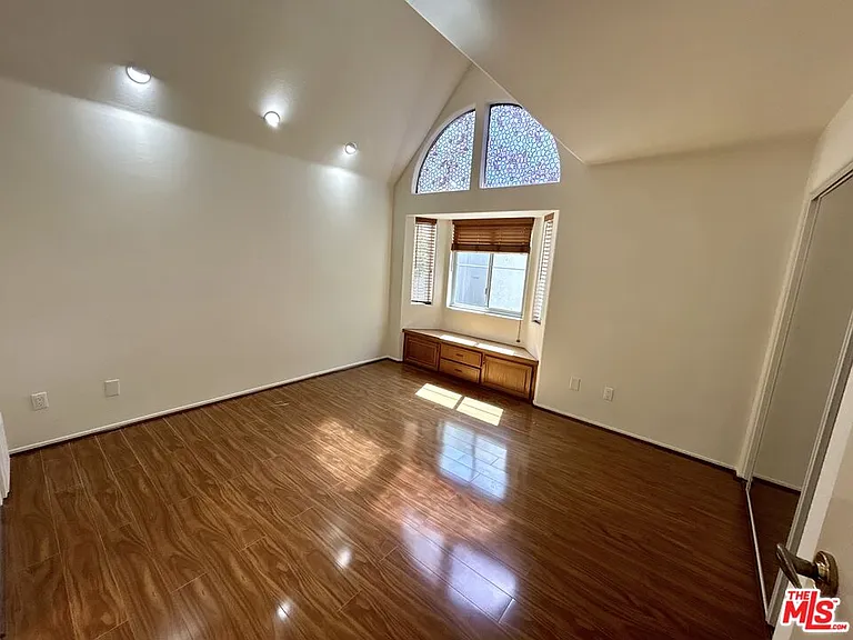 5145 Yarmouth Ave #25 — Photo 3