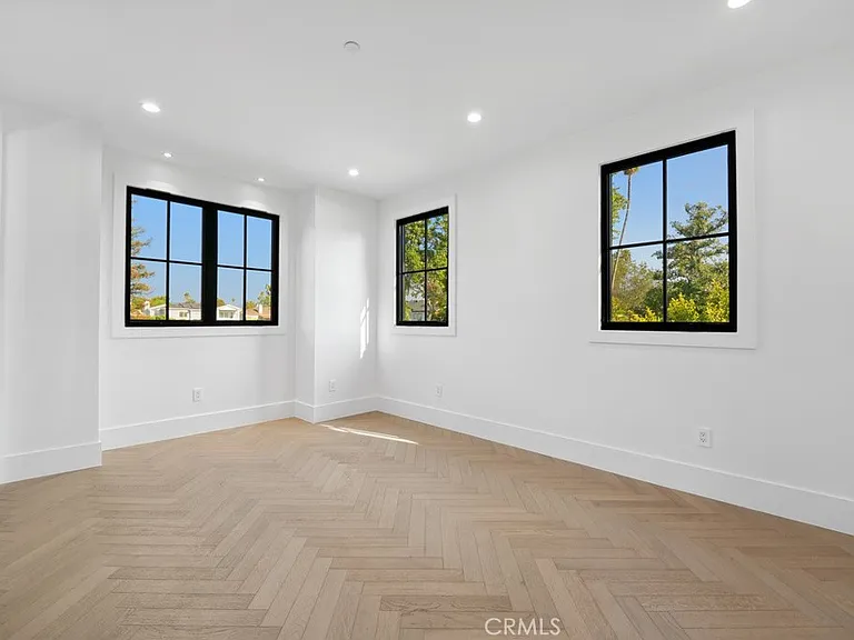 4539 Longridge Ave — Photo 20