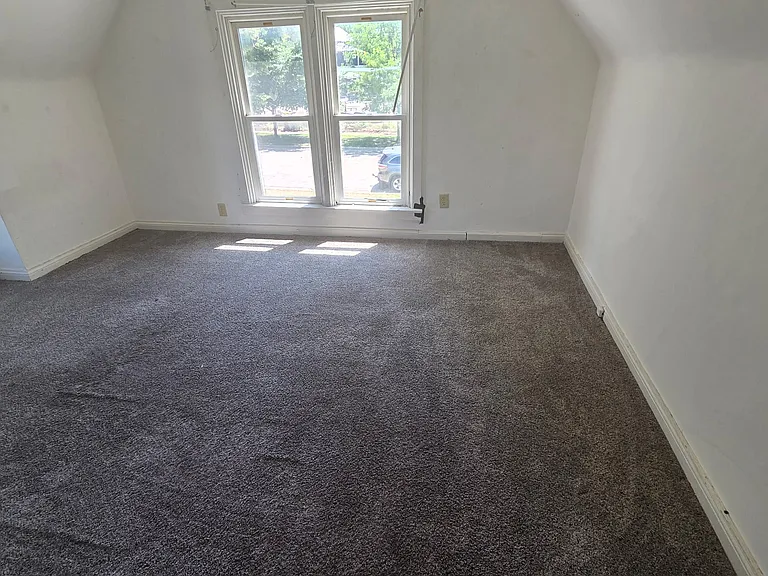 214 1/2 W College St #2 — Photo 19