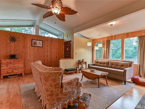 View of entry with photo of feature in Atomic Ranch magazine (staying with the home)