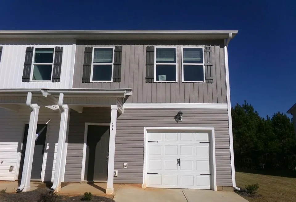 404 Oakwood Dr NW