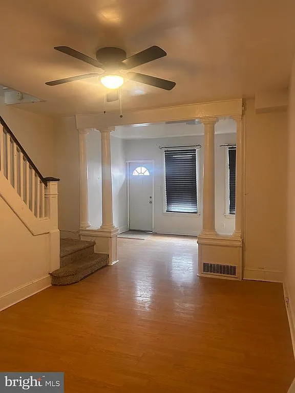 2 bed, 1.5 bath, 878 sqft, $1,300 — Photo 2